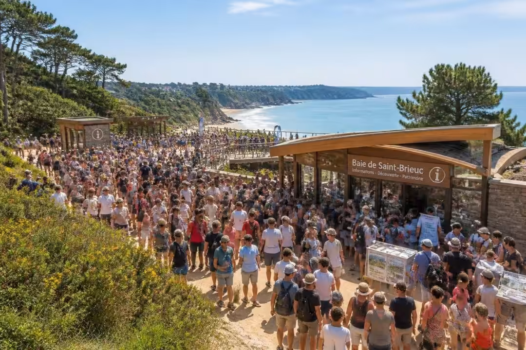 en juillet 2026, la baie saint-brieuc a accueilli 10 000 visiteurs grâce à ses points d’information touristiques, offrant conseils et découvertes pour un séjour réussi.