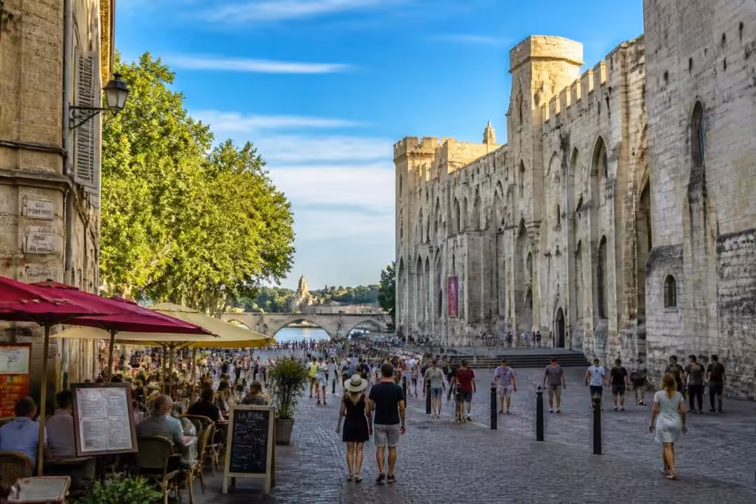 découvrez que visiter à avignon centre et ses alentours en 2026 : lieux incontournables, activités culturelles et sites historiques pour un séjour mémorable.
