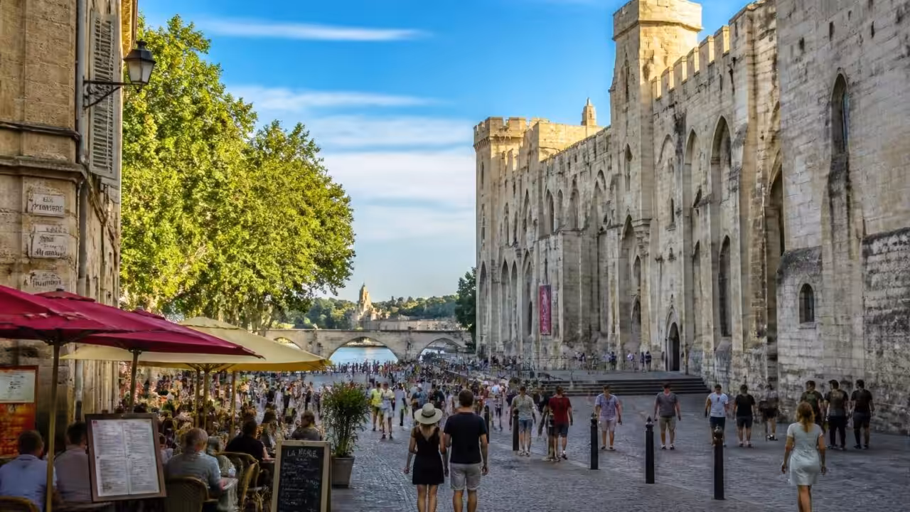 découvrez que visiter à avignon centre et ses alentours en 2026 : lieux incontournables, activités culturelles et sites historiques pour un séjour mémorable.