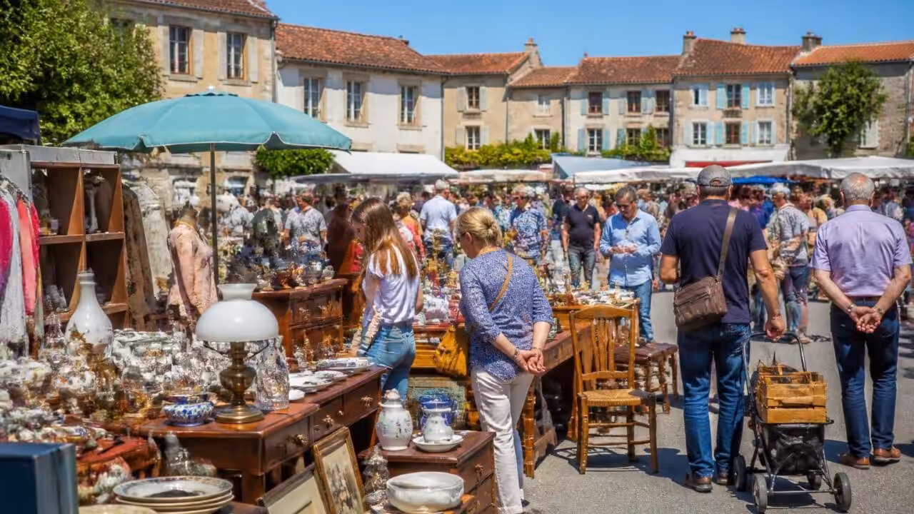 découvrez les 3 plus grandes brocantes de france lors des vide-greniers incontournables. trouvez des trésors uniques et vivez une expérience de chiner authentique.