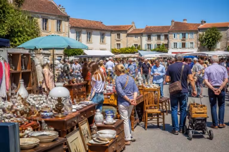 découvrez les 3 plus grandes brocantes de france lors des vide-greniers incontournables. trouvez des trésors uniques et vivez une expérience de chiner authentique.