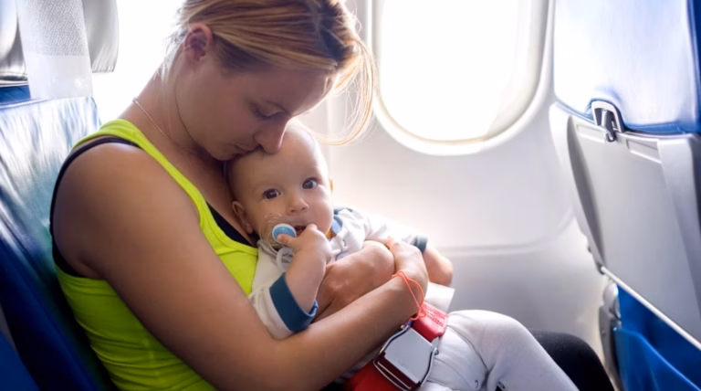 Liste voyage bébé avion : préparer efficacement le nécessaire pour un vol serein