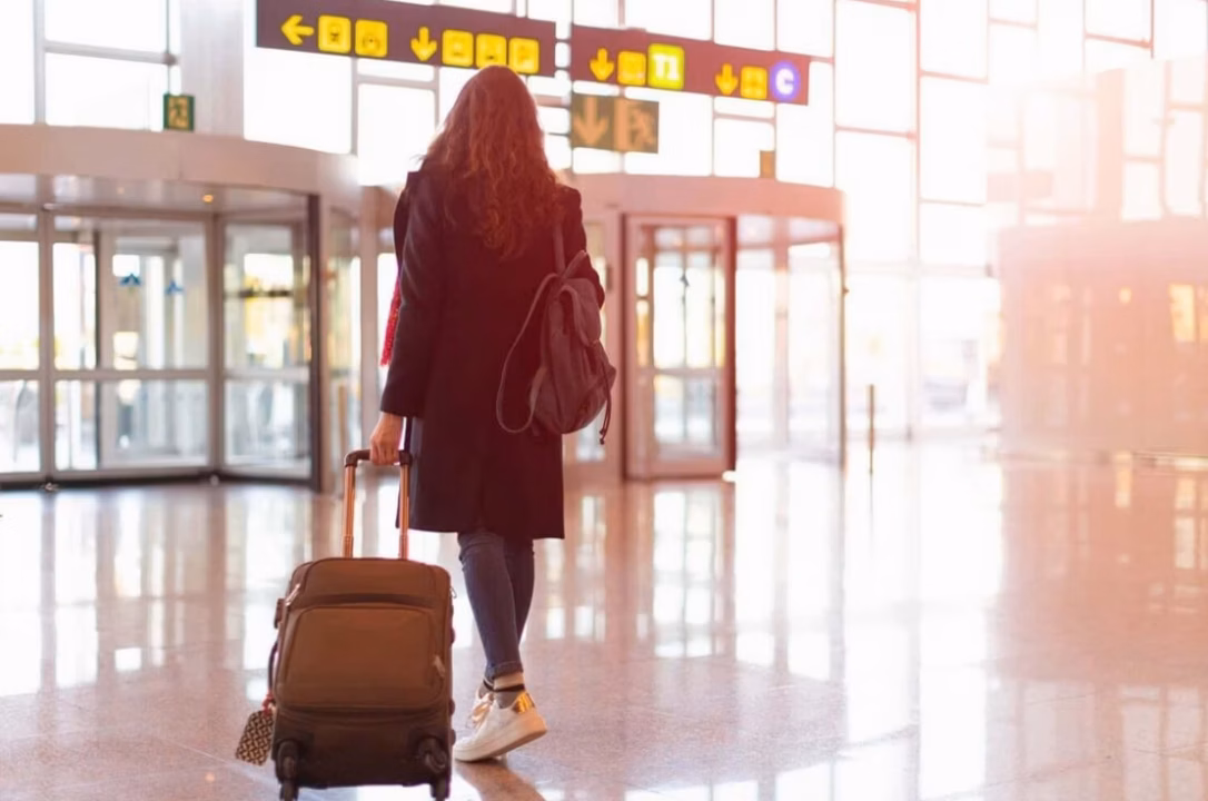 Comment voyager seule en toute sécurité : conseils indispensables pour les femmes