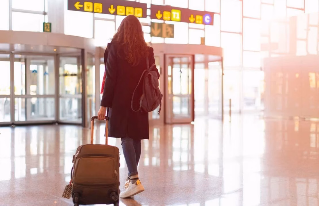 Comment voyager seule en toute sécurité : conseils indispensables pour les femmes